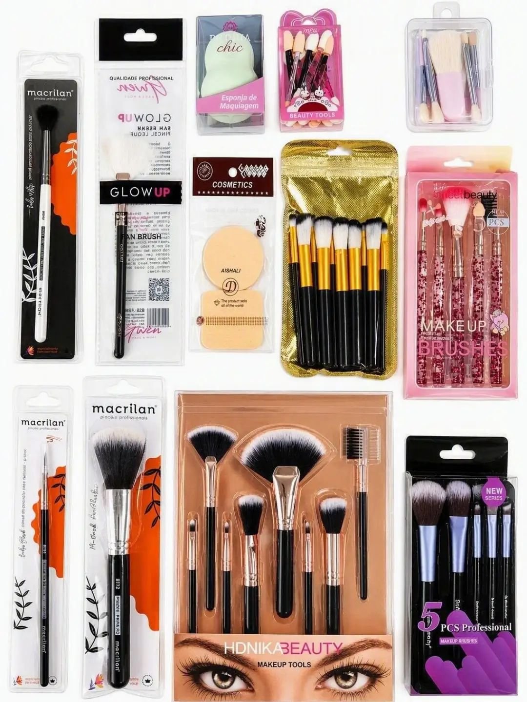 Kits de pincéis e esponjas de maquiagem em embalagens coloridas